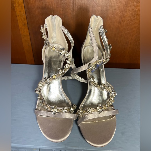 Stunning Silver Satin Crystal Encrusted Stiletto heels! 9US 42EU🤍🤍 - Picture 7 of 10